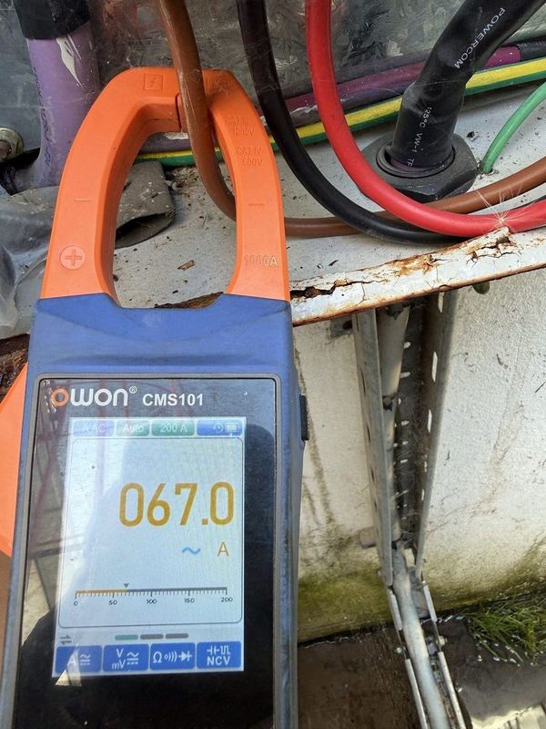 Medición de consumo eléctrico en tablero con pinza amperométrica a 67.0 A.