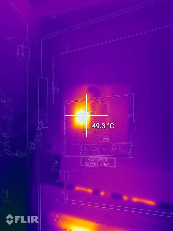 Inspección termográfica infrarroja con detección de temperatura a 49.3 °C en interruptor térmico compacto.