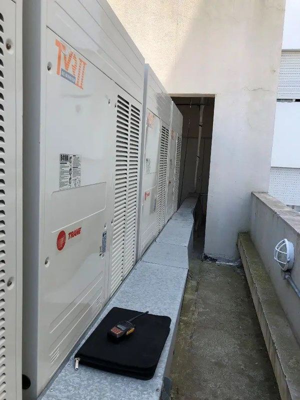 Relevamiento e inspección de unidad de climatización comercial en sitio.